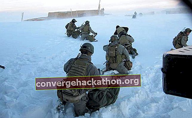 Amerikanska specialstyrkor genomför en räddningsaktion av afghanska poliser som fångats av snöstormar, 2012.