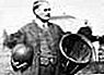 James Naismith håller en boll och en persikakorg, den första basketutrustningen.