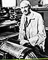 Robert Hutchings Goddard i sin verkstad 1935.