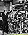 Ърнест Орландо Лорънс със своя циклотрон, ок.  1931 г.