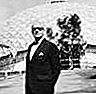 Р. Бъкминстър Фулър, показан с геодезичен купол, конструиран като павилион на САЩ на изложбата на Американската борса, Москва, 1959 г.