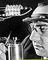 Primer láser Theodore H. Maiman de Hughes Aircraft Company que muestra un cubo de cristal de rubí sintético, el material en el corazón del primer láser.