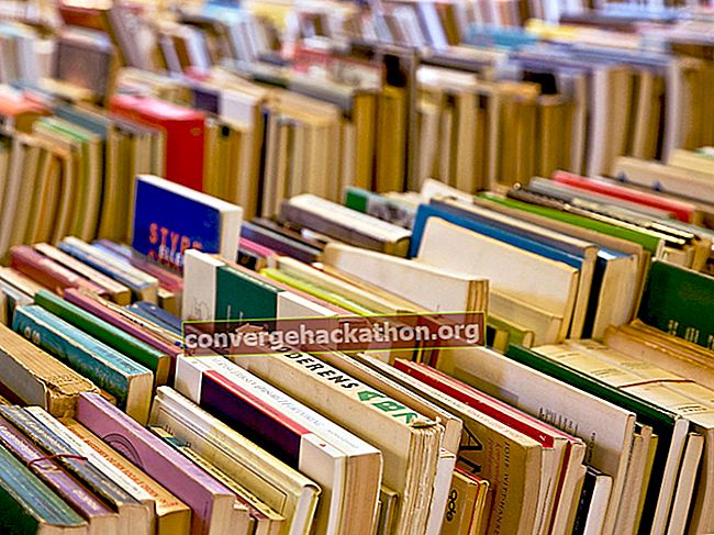 Böcker.  Läsning.  Publicering.  Skriva ut.  Litteratur.  Läskunnighet.  Rader av begagnade böcker som är till salu på en tabell.