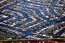 Banjir di lingkungan perumahan di New Orleans yang disebabkan oleh Badai Katrina, Agustus 2005.