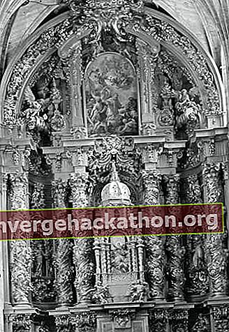 Högtaltar retabel, trä, av José Benito Churriguera, 1693, i kyrkan San Estéban, Salamanca, Spanien.  Höjd ca 30 meter.