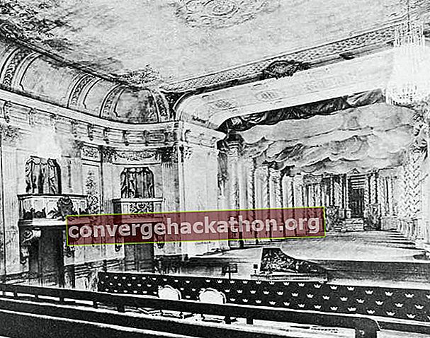 Interiörvy av Drottningholms teater, byggd av Carl Fredrik Adelcrantz, 1766, avbildad efter restaureringen 1921