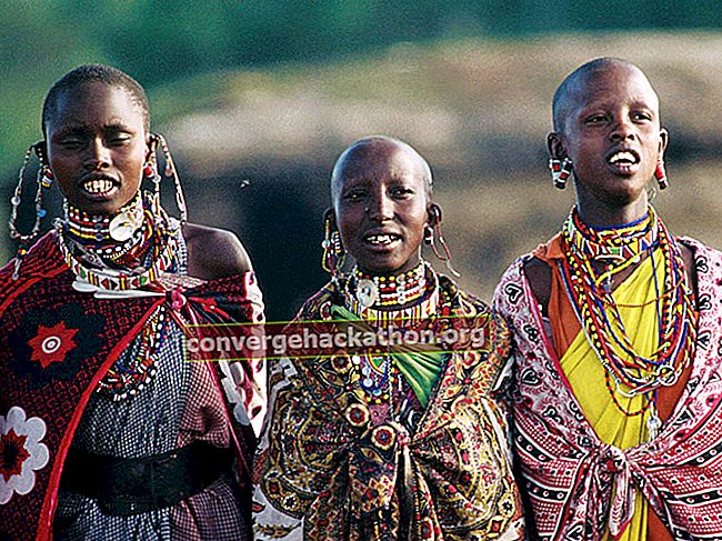 Kenya.  Kenyanska kvinnor i traditionella kläder.  Kenya, Östafrika