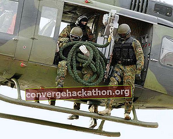 Членове на силите за специални операции Kommando Spezialkräfte (KSK) на германската армия, демонстриращи вкарване на хеликоптер, 2004 г.