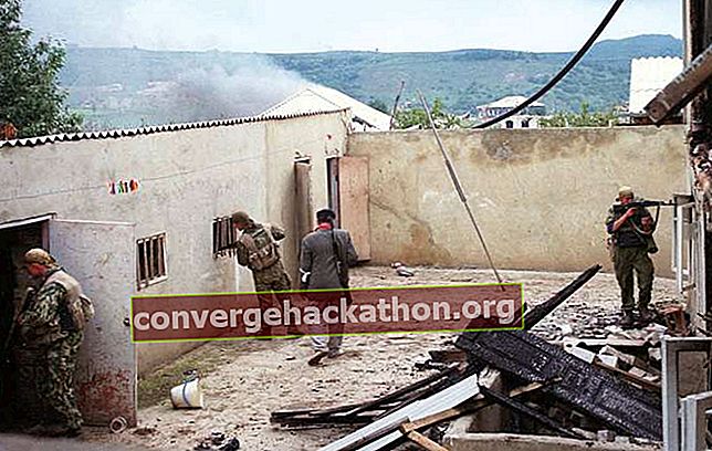 Pasukan khusus Kementerian Dalam Negeri Rusia (Spetsnaz) dan seorang relawan sipil yang mencari militan Islam di sebuah desa di Republik Dagestan, Rusia selatan, 1999.