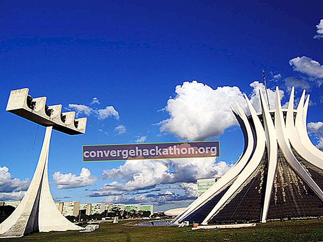 Dikenli taç şeklinde inşa edilmiş, Oscar Niemeyer tarafından tasarlanan Brezilya, Brasilia Katedrali.