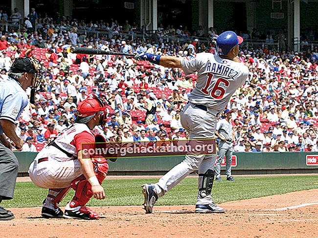 Арамис Рамирес №16 от Чикаго Къбс гледа как топката напуска топката срещу Синсинати Редс.  Бейзбол на Висшата лига (MLB).