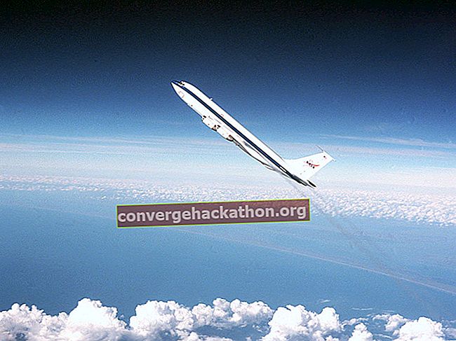 Програмата за намалена гравитация на НАСА предоставя уникалната безтегловна или нулева G среда на космически полет за тестване и обучение на човешки и хардуерни реакции.  НАСА използва турбореактивния самолет KC-135A, за да изпълнява тези параболични полети от 1963 до 2004 г.
