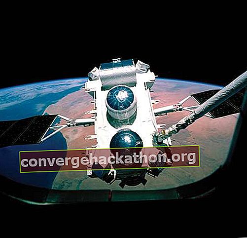 Observatorium Sinar Gamma Compton seperti yang terlihat melalui jendela pesawat ulang-alik selama penyebaran pada tahun 1990.