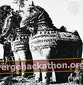 Grāmadevatā, kuda terra-cotta, persembahan nazar kepada dewa desa Aiyaṉar, negara bagian Tamil Nadu, India, abad ke-17-18