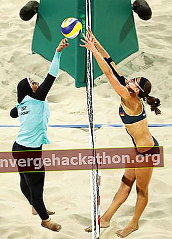 Doaa Elghobashy (Egypte) et Kira Walkenhorst (Allemagne) s'affrontent en volleyball de plage aux Jeux Olympiques de Rio 2016
