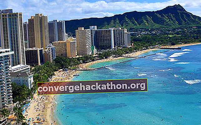 Hotel bertingkat tinggi melayani wisatawan di Pantai Waikiki di Honolulu.
