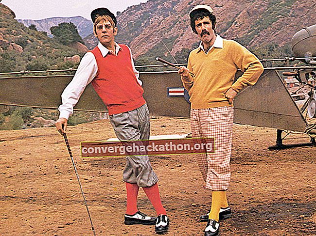 Robert Altman (1925-2006) Lobbykort av skådespelare Donald Sutherland, vänster och Elliott Gould i komedifilmen M * A * S * H ​​(1970) regisserad av Robert Altman.  MASH-filmen Koreakriget