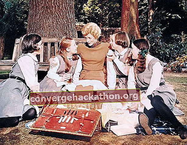 Маги Смит (в средата) в ролята на Джийн Броди във филмовата версия на романа на Мюриел Спарк от 1969 г. The Prime of Miss Jean Brodie.